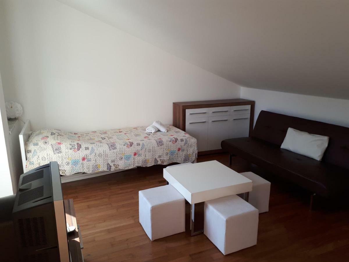 Ruzmarinka 4* Apartment Baska  Exterior photo